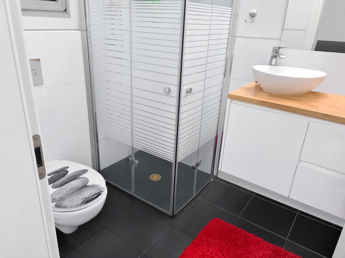 Beach Suite Israel- Private Jacuzzi Garden Suite & Gym, 3 Min Walk To Beach ביץ סוייט ישראל- ג'קוזי פרטי בגינה 3 דקות הליכה לים וחדר כושר Ashkelon Exteriör bild